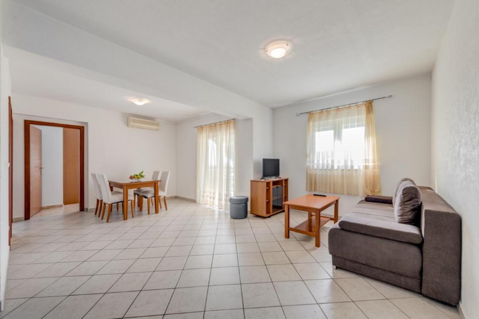 Ruza&Nikolina "1" Apartmani - Baška Voda エクステリア 写真